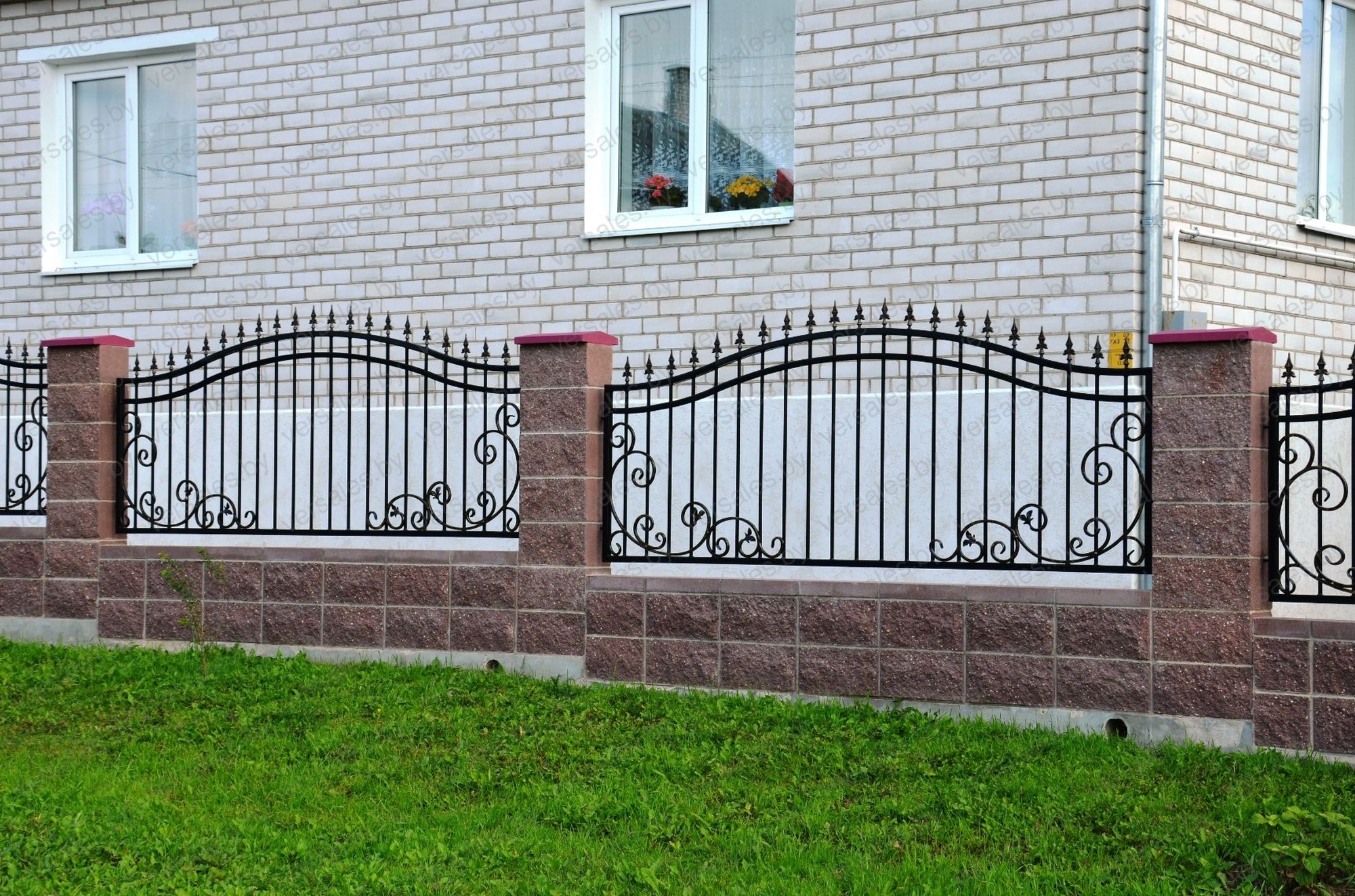 Забор для палисадника из металла. Кованый забор. Кованые заборы для частного дома. Красивые кованые заборы. Забор металлический кованый.